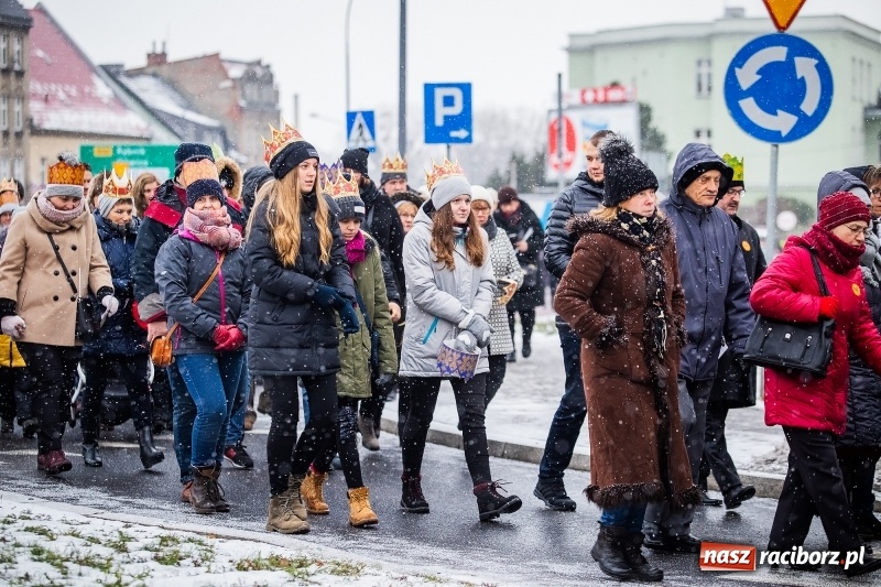 Zdjęcie w galerii na portalu naszraciborz.pl: Raciborski Orszak Trzech Króli tym razem miał trzy strumienie WIDEO wiadomości z regionu