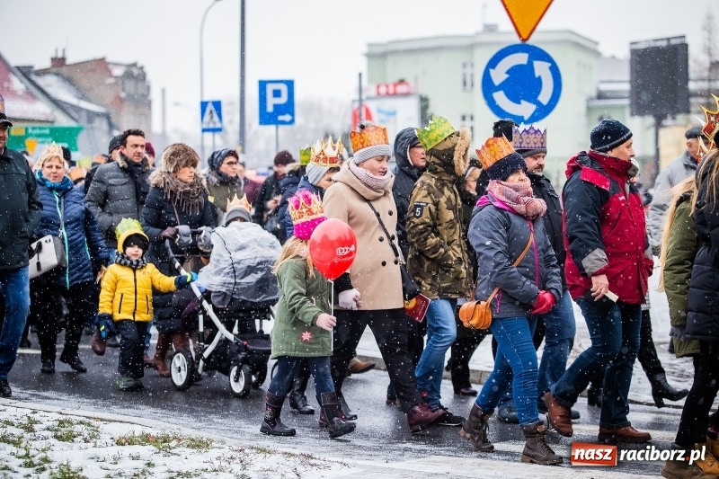 Zdjęcie w galerii na portalu naszraciborz.pl: Raciborski Orszak Trzech Króli tym razem miał trzy strumienie WIDEO wiadomości z regionu