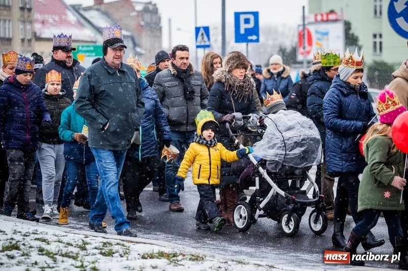 Zdjęcie w galerii na portalu naszraciborz.pl: Raciborski Orszak Trzech Króli tym razem miał trzy strumienie WIDEO wiadomości z regionu