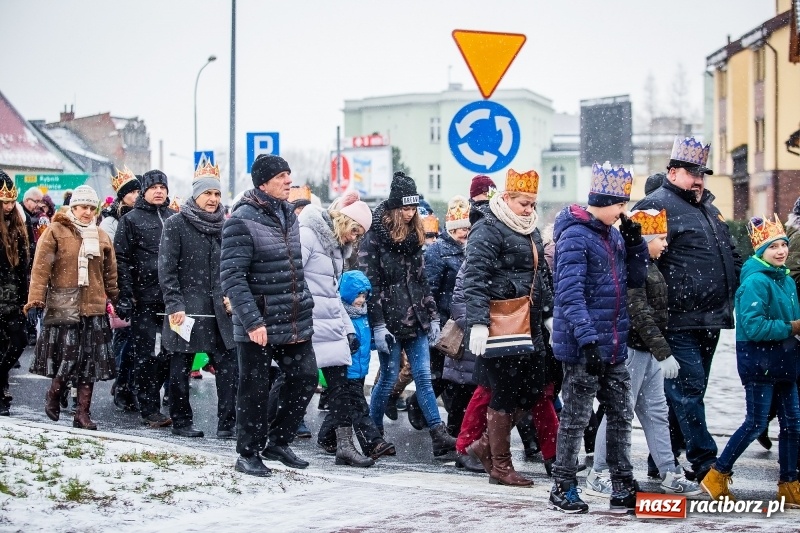 Zdjęcie w galerii na portalu naszraciborz.pl: Raciborski Orszak Trzech Króli tym razem miał trzy strumienie WIDEO wiadomości z regionu