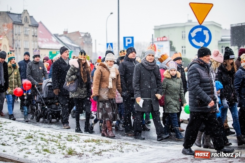 Zdjęcie w galerii na portalu naszraciborz.pl: Raciborski Orszak Trzech Króli tym razem miał trzy strumienie WIDEO wiadomości z regionu