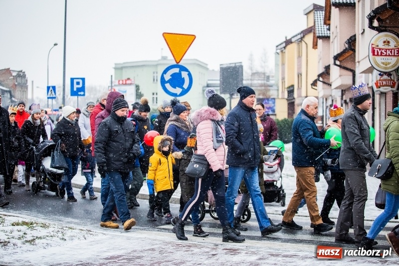 Zdjęcie w galerii na portalu naszraciborz.pl: Raciborski Orszak Trzech Króli tym razem miał trzy strumienie WIDEO wiadomości z regionu