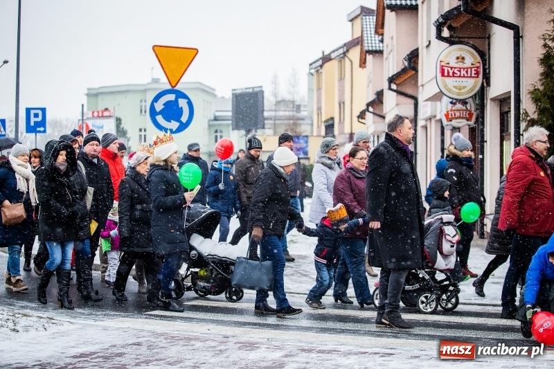 Zdjęcie w galerii na portalu naszraciborz.pl: Raciborski Orszak Trzech Króli tym razem miał trzy strumienie WIDEO wiadomości z regionu