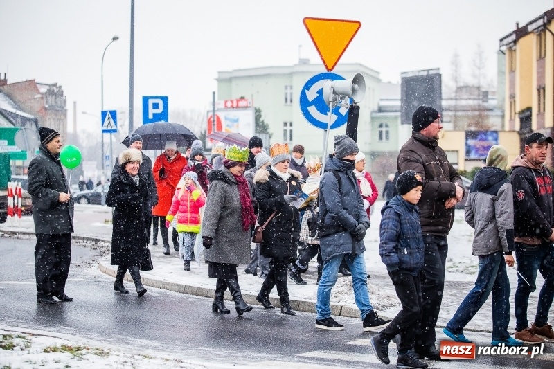 Zdjęcie w galerii na portalu naszraciborz.pl: Raciborski Orszak Trzech Króli tym razem miał trzy strumienie WIDEO wiadomości z regionu