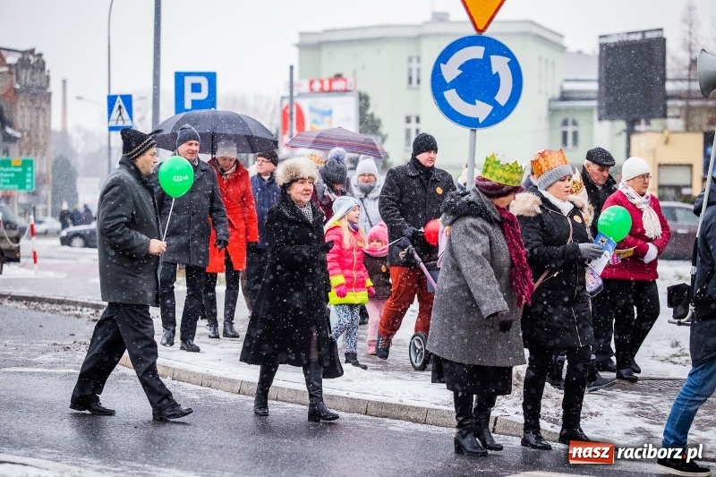 Zdjęcie w galerii na portalu naszraciborz.pl: Raciborski Orszak Trzech Króli tym razem miał trzy strumienie WIDEO wiadomości z regionu