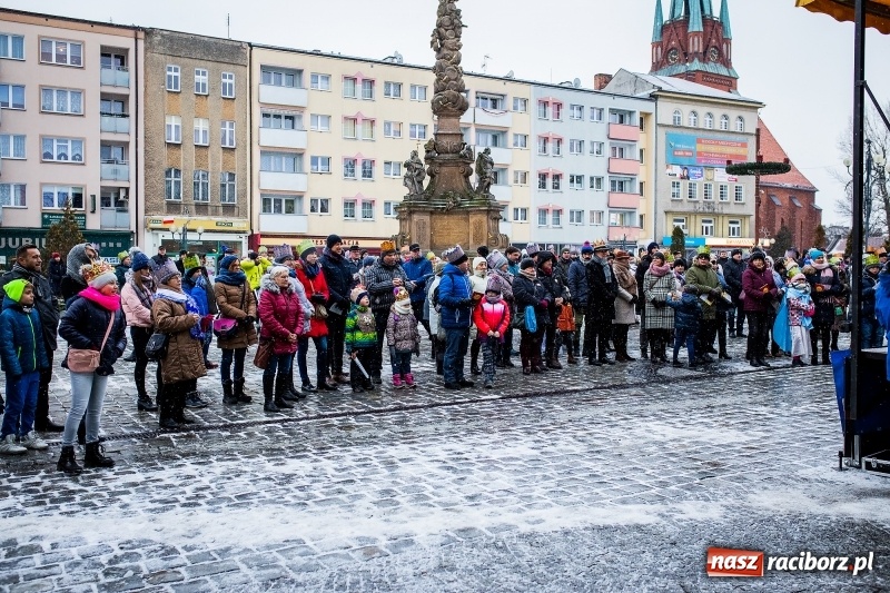 Zdjęcie w galerii na portalu naszraciborz.pl: Raciborski Orszak Trzech Króli tym razem miał trzy strumienie WIDEO wiadomości z regionu