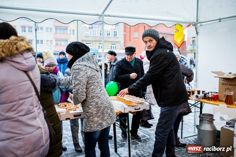 Zdjęcie w galerii na portalu naszraciborz.pl: Raciborski Orszak Trzech Króli tym razem miał trzy strumienie WIDEO wiadomości z regionu