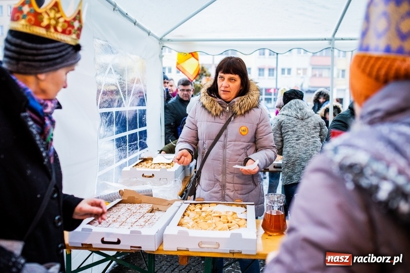 Zdjęcie w galerii na portalu naszraciborz.pl: Raciborski Orszak Trzech Króli tym razem miał trzy strumienie WIDEO wiadomości z regionu
