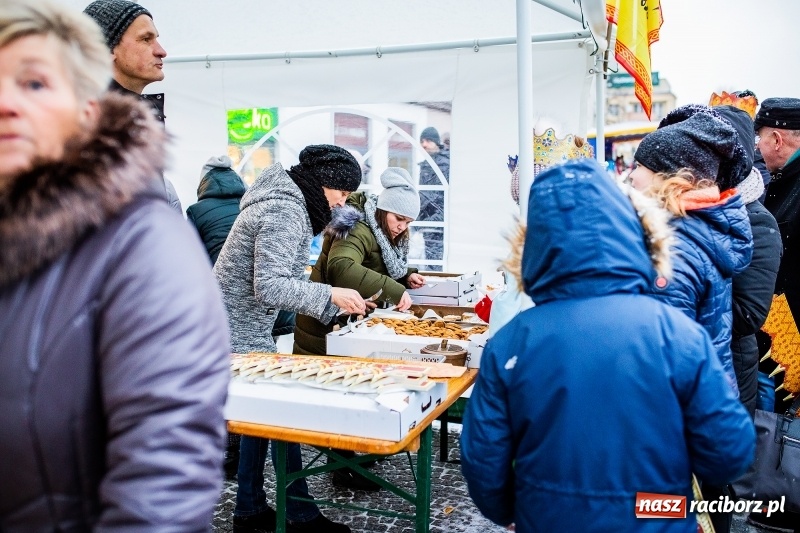 Zdjęcie w galerii na portalu naszraciborz.pl: Raciborski Orszak Trzech Króli tym razem miał trzy strumienie WIDEO wiadomości z regionu