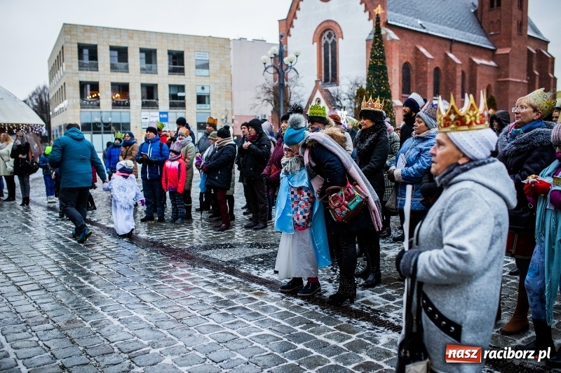 Zdjęcie w galerii na portalu naszraciborz.pl: Raciborski Orszak Trzech Króli tym razem miał trzy strumienie WIDEO wiadomości z regionu