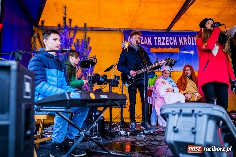 Zdjęcie w galerii na portalu naszraciborz.pl: Raciborski Orszak Trzech Króli tym razem miał trzy strumienie WIDEO wiadomości z regionu