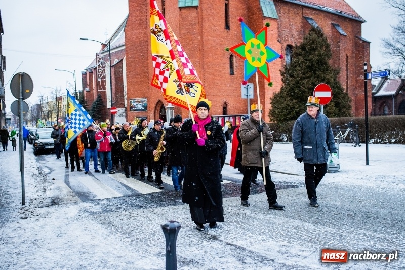 Zdjęcie w galerii na portalu naszraciborz.pl: Raciborski Orszak Trzech Króli tym razem miał trzy strumienie WIDEO wiadomości z regionu