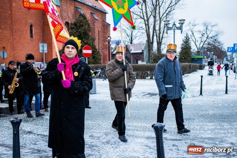 Zdjęcie w galerii na portalu naszraciborz.pl: Raciborski Orszak Trzech Króli tym razem miał trzy strumienie WIDEO wiadomości z regionu
