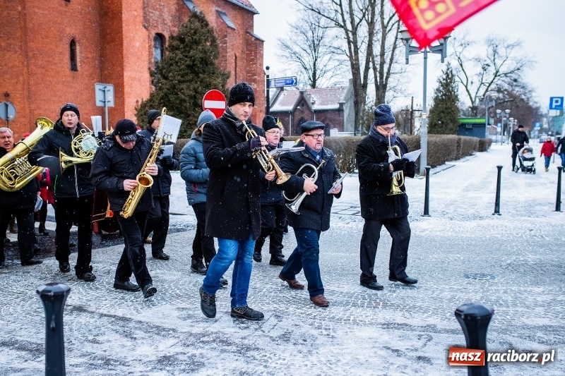 Zdjęcie w galerii na portalu naszraciborz.pl: Raciborski Orszak Trzech Króli tym razem miał trzy strumienie WIDEO wiadomości z regionu