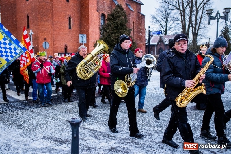 Zdjęcie w galerii na portalu naszraciborz.pl: Raciborski Orszak Trzech Króli tym razem miał trzy strumienie WIDEO wiadomości z regionu