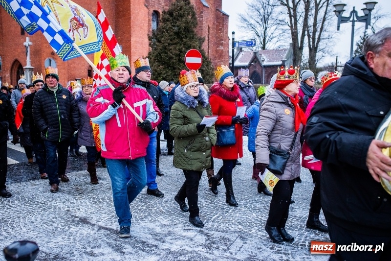 Zdjęcie w galerii na portalu naszraciborz.pl: Raciborski Orszak Trzech Króli tym razem miał trzy strumienie WIDEO wiadomości z regionu