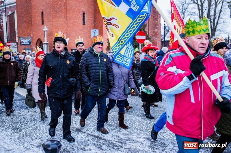 Zdjęcie w galerii na portalu naszraciborz.pl: Raciborski Orszak Trzech Króli tym razem miał trzy strumienie WIDEO wiadomości z regionu