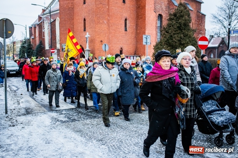 Zdjęcie w galerii na portalu naszraciborz.pl: Raciborski Orszak Trzech Króli tym razem miał trzy strumienie WIDEO wiadomości z regionu