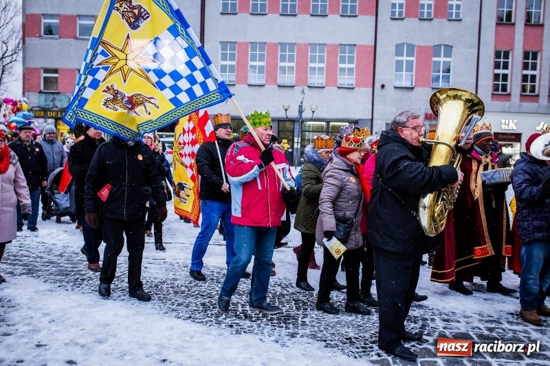 Zdjęcie w galerii na portalu naszraciborz.pl: Raciborski Orszak Trzech Króli tym razem miał trzy strumienie WIDEO wiadomości z regionu