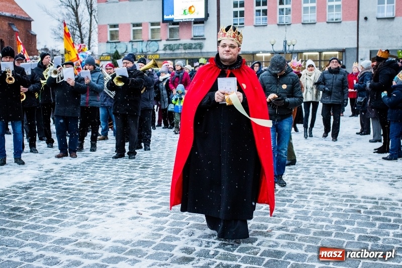 Zdjęcie w galerii na portalu naszraciborz.pl: Raciborski Orszak Trzech Króli tym razem miał trzy strumienie WIDEO wiadomości z regionu