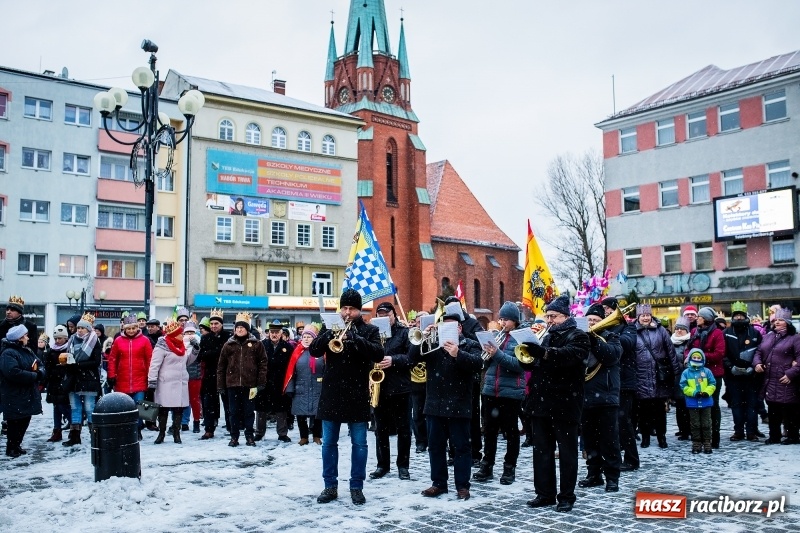 Zdjęcie w galerii na portalu naszraciborz.pl: Raciborski Orszak Trzech Króli tym razem miał trzy strumienie WIDEO wiadomości z regionu