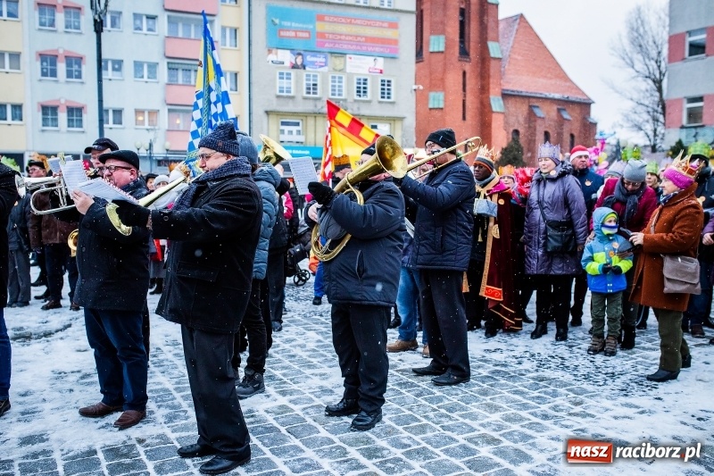 Zdjęcie w galerii na portalu naszraciborz.pl: Raciborski Orszak Trzech Króli tym razem miał trzy strumienie WIDEO wiadomości z regionu