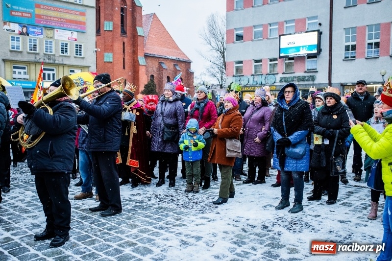 Zdjęcie w galerii na portalu naszraciborz.pl: Raciborski Orszak Trzech Króli tym razem miał trzy strumienie WIDEO wiadomości z regionu