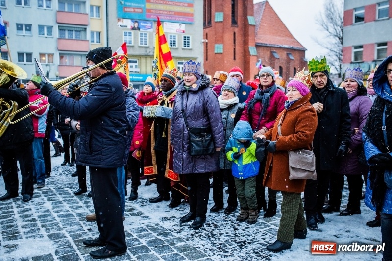 Zdjęcie w galerii na portalu naszraciborz.pl: Raciborski Orszak Trzech Króli tym razem miał trzy strumienie WIDEO wiadomości z regionu