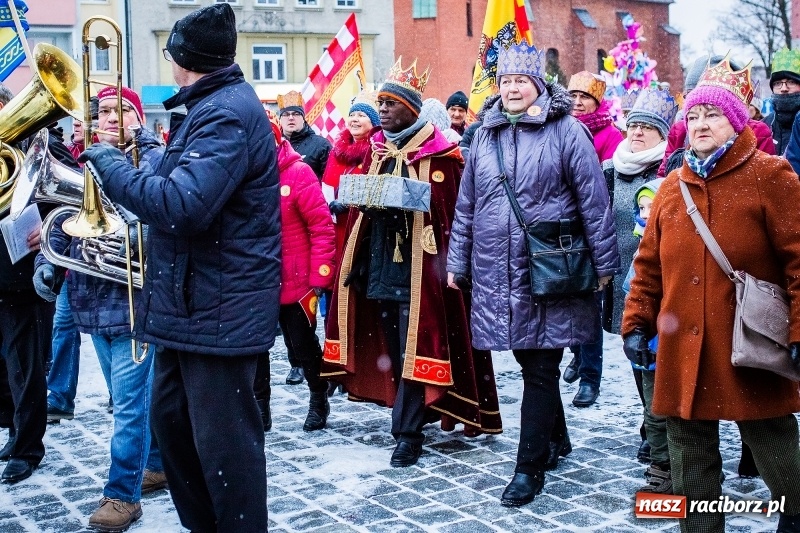 Zdjęcie w galerii na portalu naszraciborz.pl: Raciborski Orszak Trzech Króli tym razem miał trzy strumienie WIDEO wiadomości z regionu