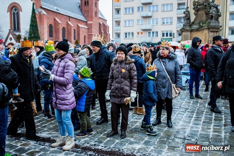Zdjęcie w galerii na portalu naszraciborz.pl: Raciborski Orszak Trzech Króli tym razem miał trzy strumienie WIDEO wiadomości z regionu