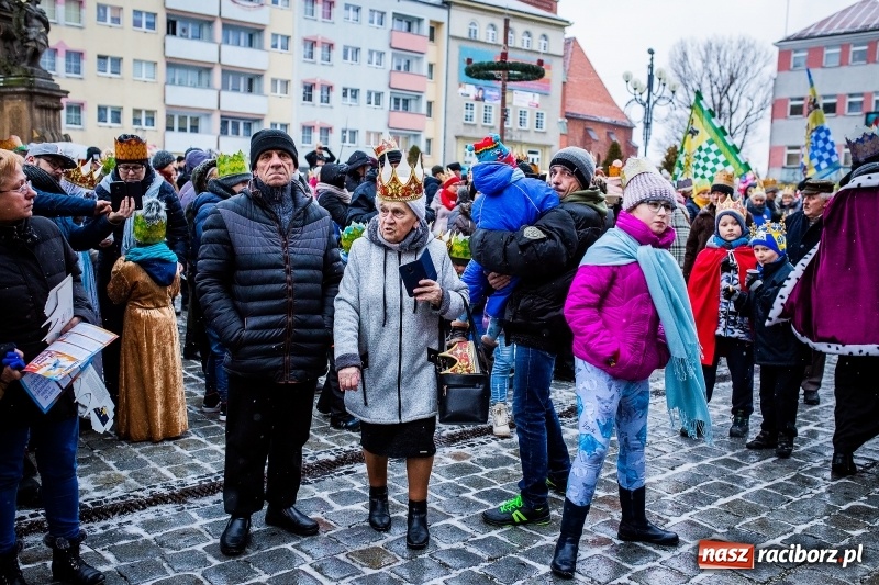 Zdjęcie w galerii na portalu naszraciborz.pl: Raciborski Orszak Trzech Króli tym razem miał trzy strumienie WIDEO wiadomości z regionu