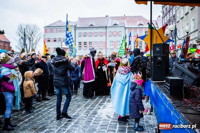 Zdjęcie w galerii na portalu naszraciborz.pl: Raciborski Orszak Trzech Króli tym razem miał trzy strumienie WIDEO wiadomości z regionu