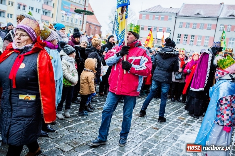 Zdjęcie w galerii na portalu naszraciborz.pl: Raciborski Orszak Trzech Króli tym razem miał trzy strumienie WIDEO wiadomości z regionu