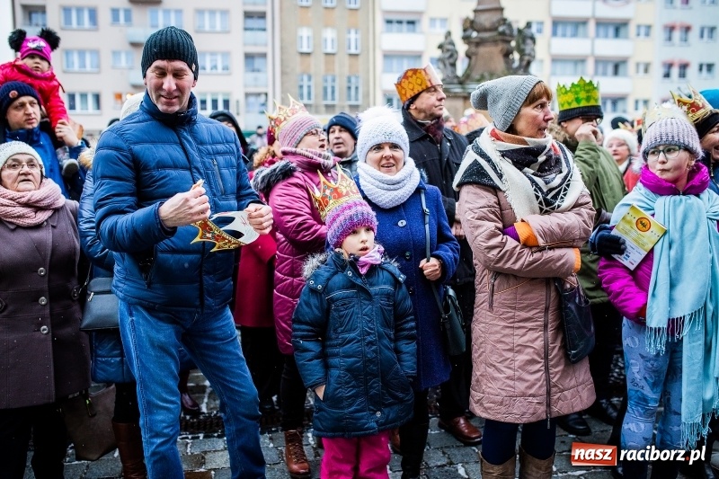 Zdjęcie w galerii na portalu naszraciborz.pl: Raciborski Orszak Trzech Króli tym razem miał trzy strumienie WIDEO wiadomości z regionu