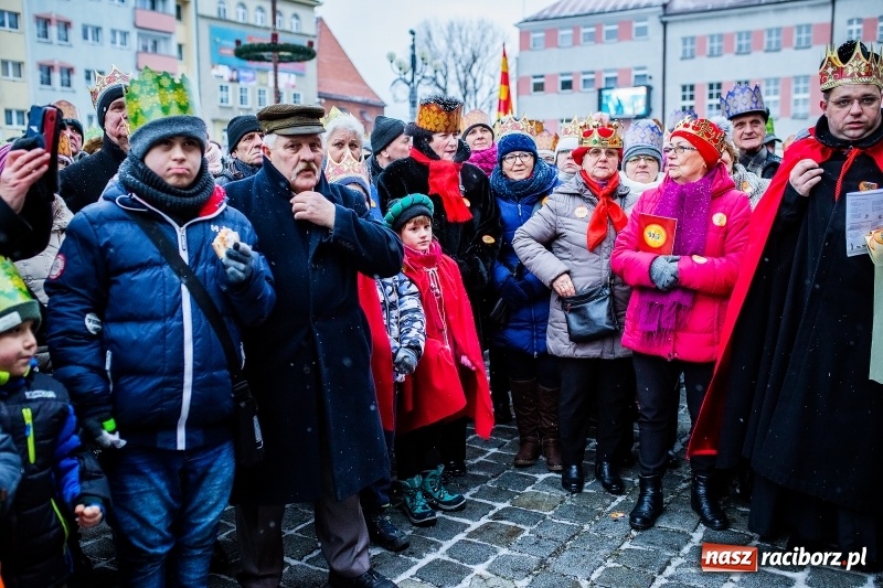 Zdjęcie w galerii na portalu naszraciborz.pl: Raciborski Orszak Trzech Króli tym razem miał trzy strumienie WIDEO wiadomości z regionu