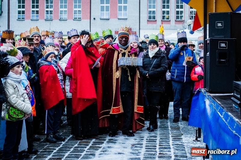 Zdjęcie w galerii na portalu naszraciborz.pl: Raciborski Orszak Trzech Króli tym razem miał trzy strumienie WIDEO wiadomości z regionu