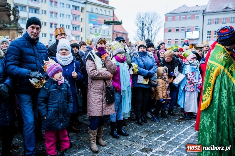 Zdjęcie w galerii na portalu naszraciborz.pl: Raciborski Orszak Trzech Króli tym razem miał trzy strumienie WIDEO wiadomości z regionu
