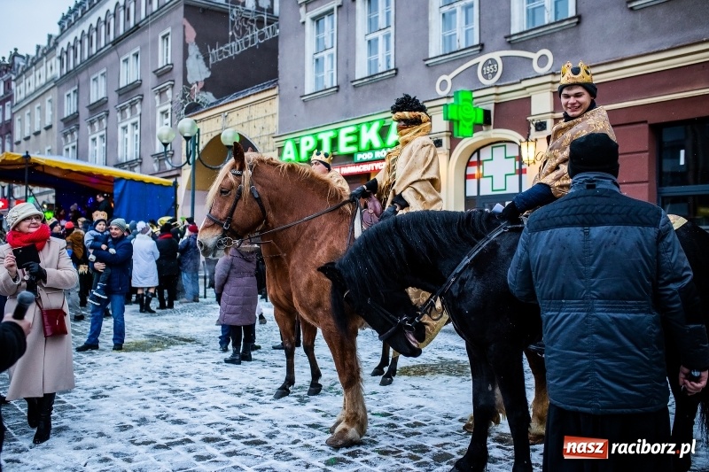 Zdjęcie w galerii na portalu naszraciborz.pl: Raciborski Orszak Trzech Króli tym razem miał trzy strumienie WIDEO wiadomości z regionu