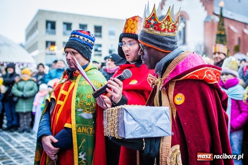 Zdjęcie w galerii na portalu naszraciborz.pl: Raciborski Orszak Trzech Króli tym razem miał trzy strumienie WIDEO wiadomości z regionu