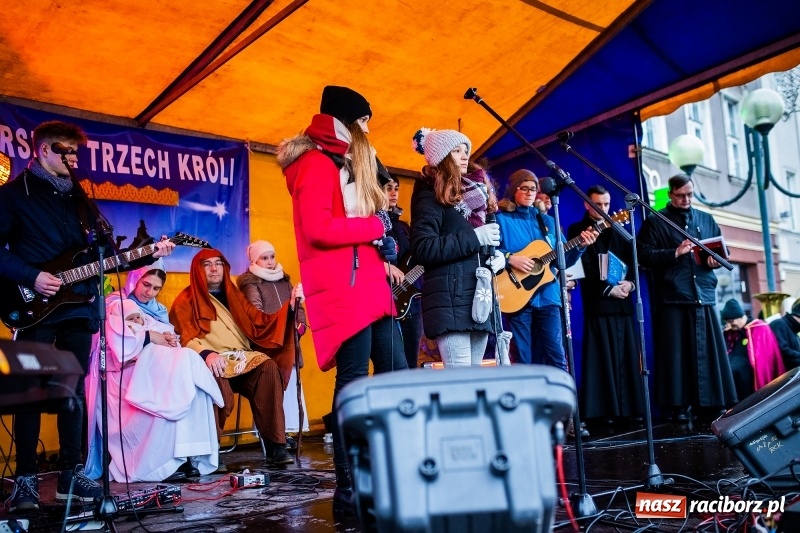 Zdjęcie w galerii na portalu naszraciborz.pl: Raciborski Orszak Trzech Króli tym razem miał trzy strumienie WIDEO wiadomości z regionu
