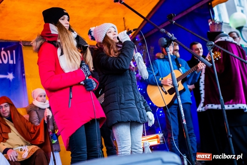 Zdjęcie w galerii na portalu naszraciborz.pl: Raciborski Orszak Trzech Króli tym razem miał trzy strumienie WIDEO wiadomości z regionu