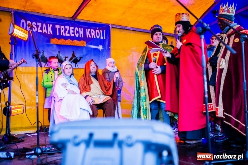 Zdjęcie w galerii na portalu naszraciborz.pl: Raciborski Orszak Trzech Króli tym razem miał trzy strumienie WIDEO wiadomości z regionu