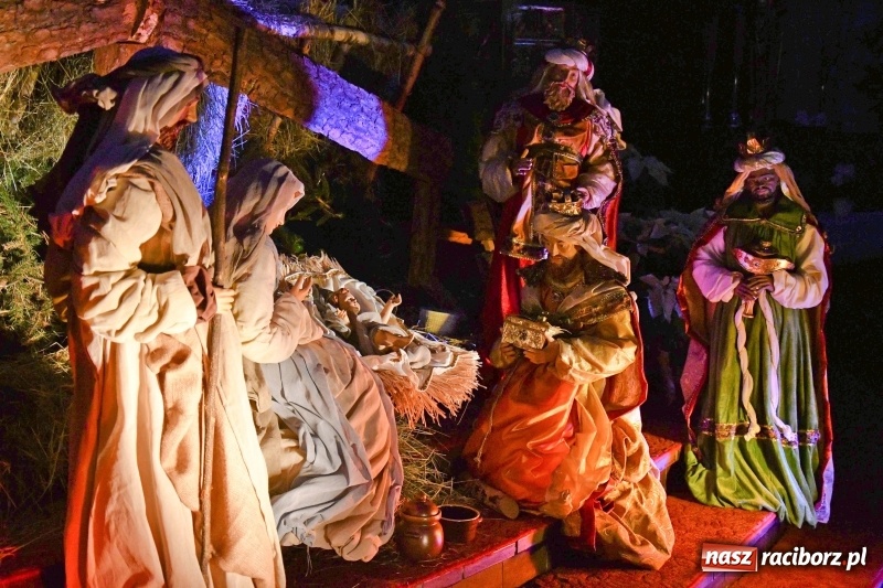 Zdjęcie w galerii na portalu naszraciborz.pl: Raciborski Orszak Trzech Króli tym razem miał trzy strumienie WIDEO wiadomości z regionu