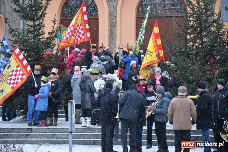Zdjęcie w galerii na portalu naszraciborz.pl: Raciborski Orszak Trzech Króli tym razem miał trzy strumienie WIDEO wiadomości z regionu