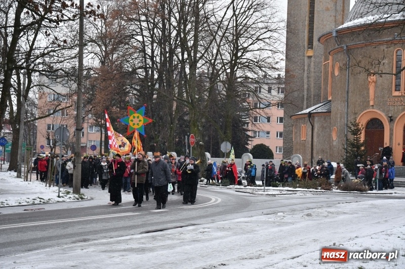 Zdjęcie w galerii na portalu naszraciborz.pl: Raciborski Orszak Trzech Króli tym razem miał trzy strumienie WIDEO wiadomości z regionu