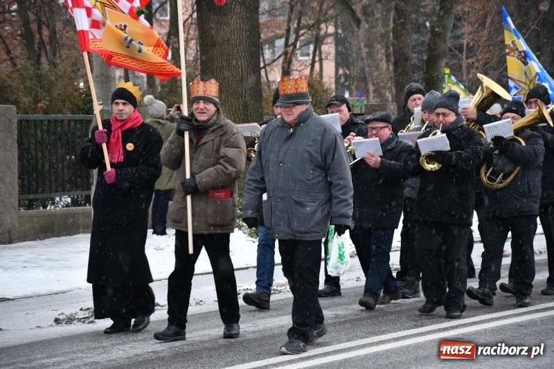 Zdjęcie w galerii na portalu naszraciborz.pl: Raciborski Orszak Trzech Króli tym razem miał trzy strumienie WIDEO wiadomości z regionu