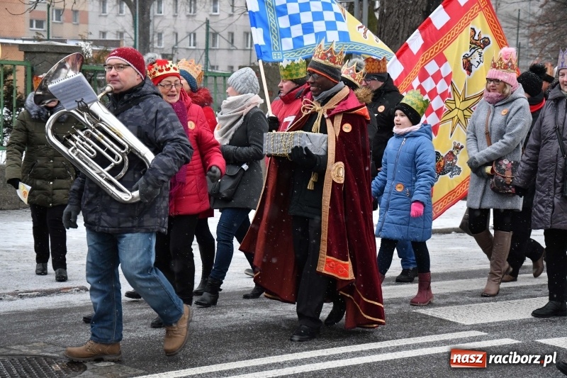 Zdjęcie w galerii na portalu naszraciborz.pl: Raciborski Orszak Trzech Króli tym razem miał trzy strumienie WIDEO wiadomości z regionu
