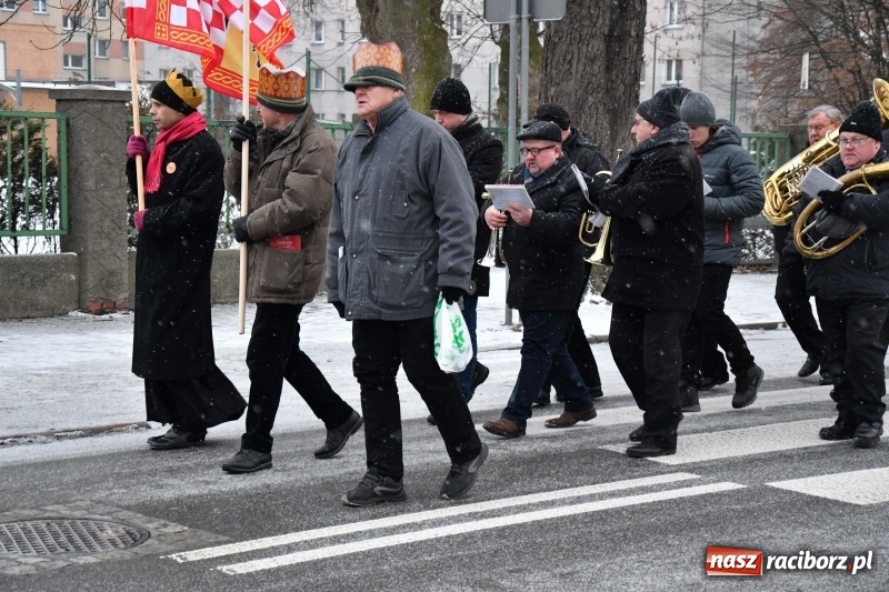 Zdjęcie w galerii na portalu naszraciborz.pl: Raciborski Orszak Trzech Króli tym razem miał trzy strumienie WIDEO wiadomości z regionu