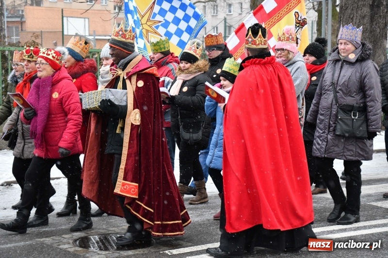 Zdjęcie w galerii na portalu naszraciborz.pl: Raciborski Orszak Trzech Króli tym razem miał trzy strumienie WIDEO wiadomości z regionu