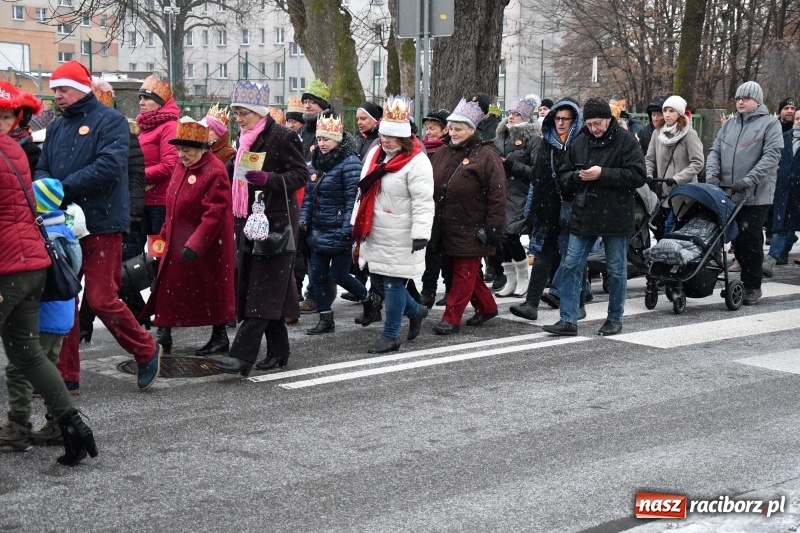 Zdjęcie w galerii na portalu naszraciborz.pl: Raciborski Orszak Trzech Króli tym razem miał trzy strumienie WIDEO wiadomości z regionu